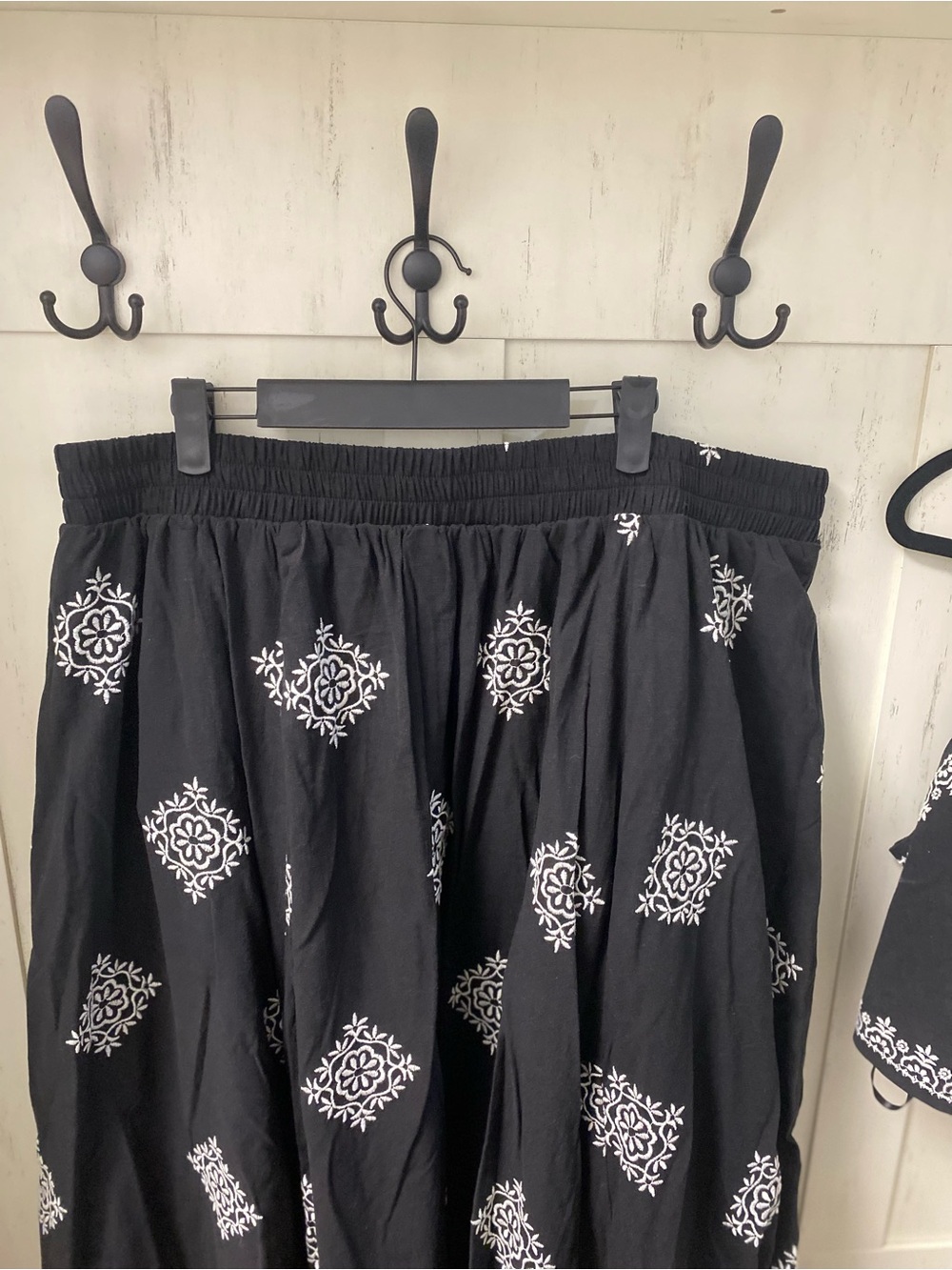 torrid Black Maxi Skirt/ Cropped top set with White Embroidered Medallions - Picture 7 of 8
